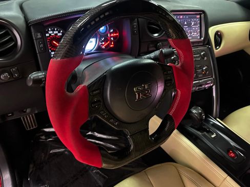 Used 2015 Nissan GT-R Premium image 9