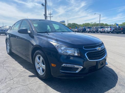 Used 2016 Chevrolet Cruze LT w/ Technology Package FWD image 3