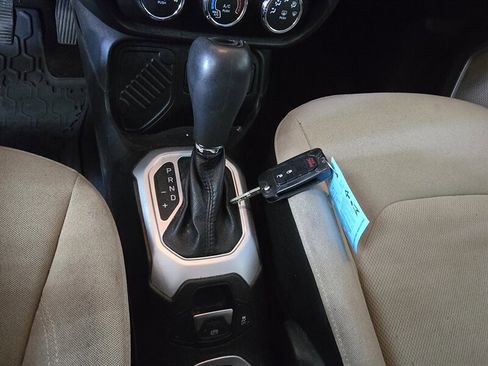 Used 2015 Jeep Renegade Latitude FWD image 18