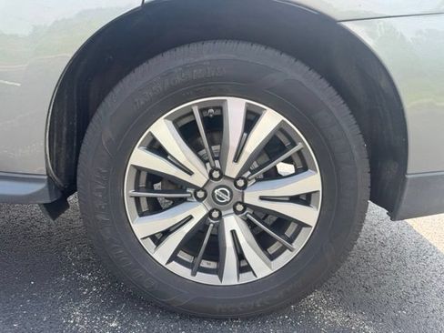 Used 2017 Nissan Pathfinder SV AWD/4WD image 11