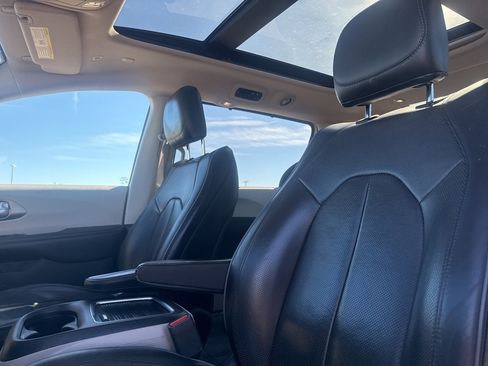 Used 2018 Chrysler Pacifica Limited image 32