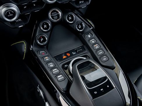 Used 2023 Aston Martin V8 Vantage Roadster image 18