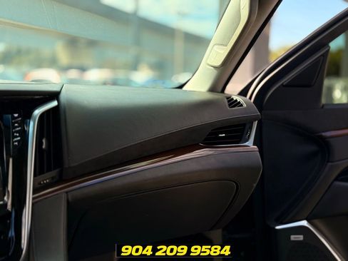 Used 2019 Cadillac Escalade Luxury AWD/4WD image 17
