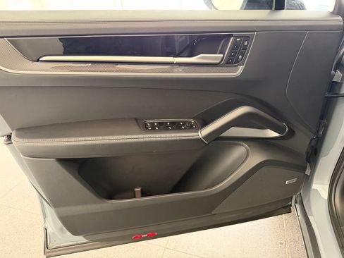 Certified 2025 Porsche Cayenne Turbo AWD/4WD image 15