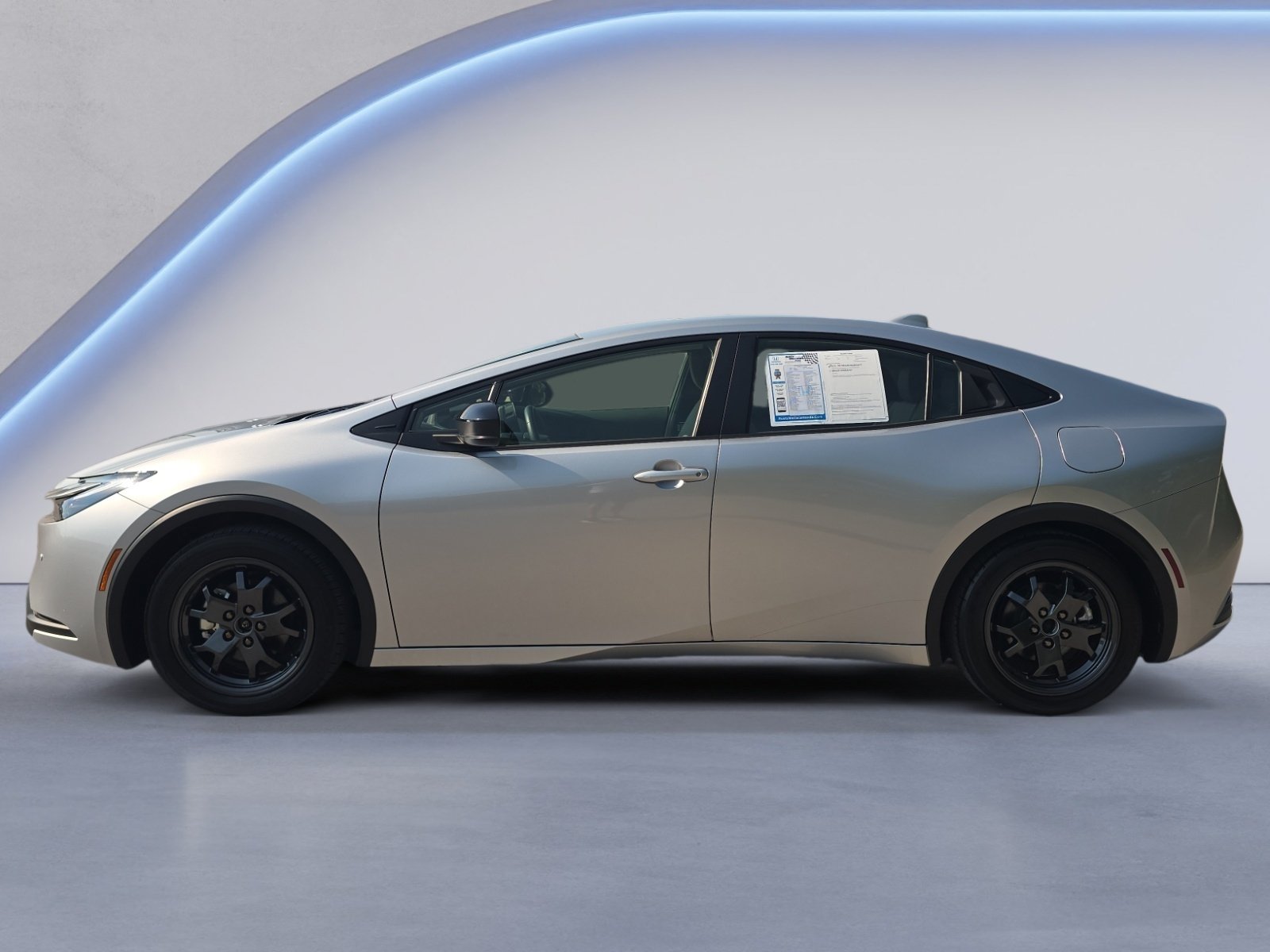 Used 2025 Toyota Prius LE FWD image 2