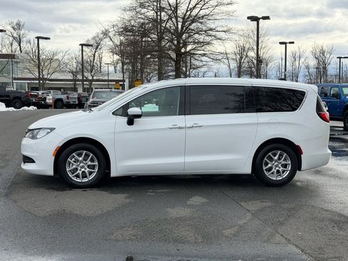 Certified 2022 Chrysler Voyager LX image 11