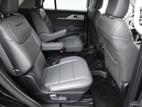 Used 2025 Ford Explorer Active w/ Active Comfort Package RWD image 22