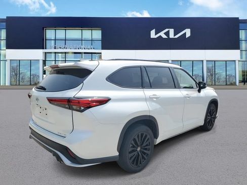 Used 2023 Toyota Highlander XSE AWD/4WD image 4