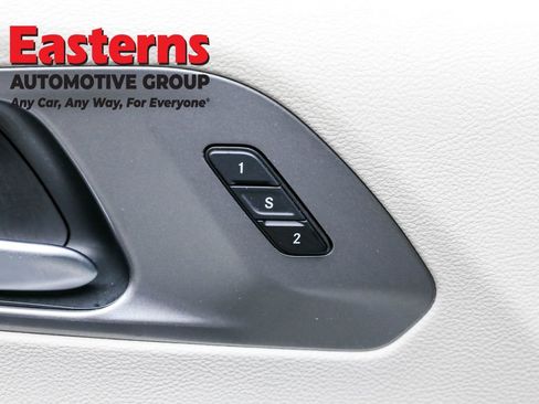 Used 2023 Chrysler Pacifica Touring-L image 21