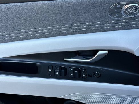 Used 2025 Hyundai Elantra Limited FWD image 14