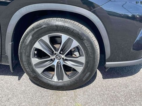 Used 2023 Toyota Highlander XLE AWD/4WD image 10