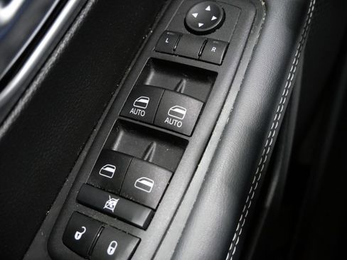 Used 2023 Chrysler Pacifica Touring-L w/ S Appearance Package FWD image 13