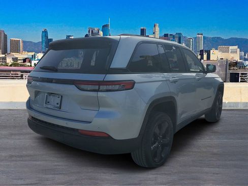 New 2025 Jeep Grand Cherokee Altitude image 4