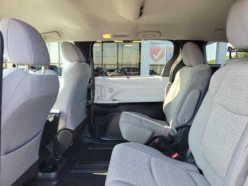 Used 2025 Toyota Sienna LE FWD image 11
