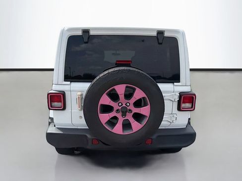 Used 2018 Jeep Wrangler Unlimited Sahara AWD/4WD image 7