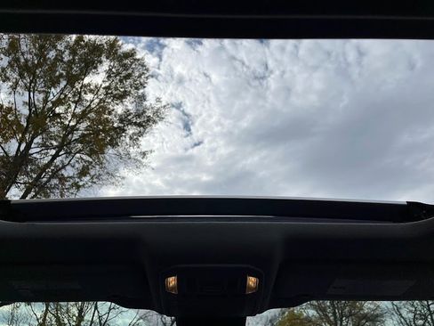 Used 2023 Toyota Highlander XLE image 22