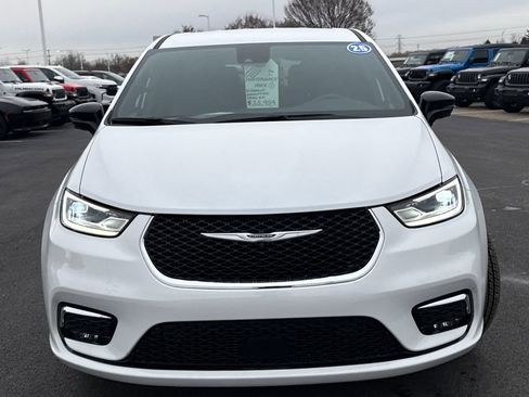 Used 2025 Chrysler Pacifica Select w/ Uconnect Theater Family Group image 8