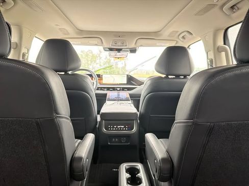 Used 2025 INFINITI QX80 Sensory AWD/4WD image 36