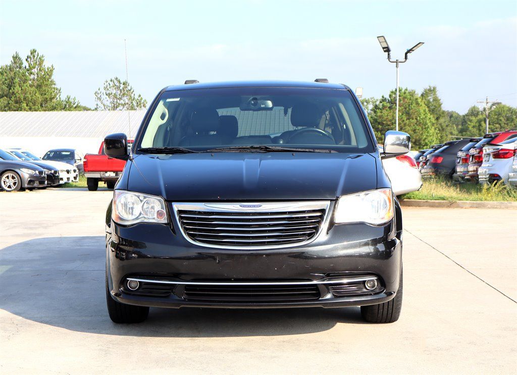 Used 2016 Chrysler Town & Country Touring FWD image 2