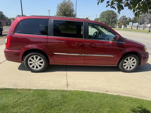 Used 2015 Chrysler Town & Country Touring image 4