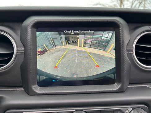 Used 2022 Jeep Wrangler Unlimited Sahara w/ Cold Weather Group AWD/4WD image 21