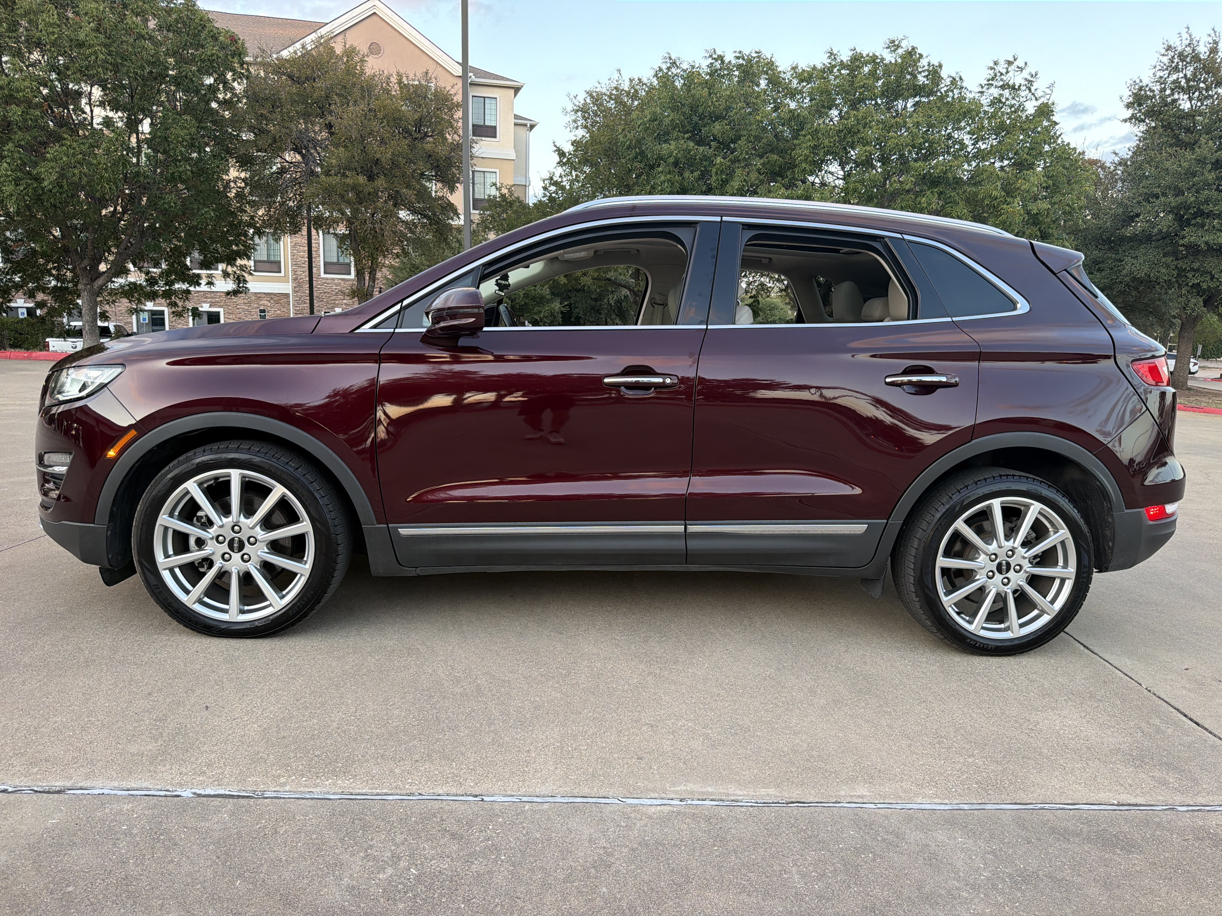 Used 2019 Lincoln MKC Reserve w/ MKC Climate Package FWD image 4