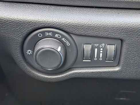 Used 2025 Chrysler Voyager LX image 14