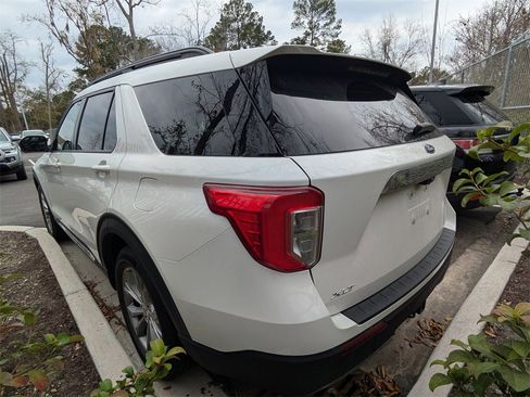 Used 2021 Ford Explorer XLT w/ Equipment Group 202A image 4