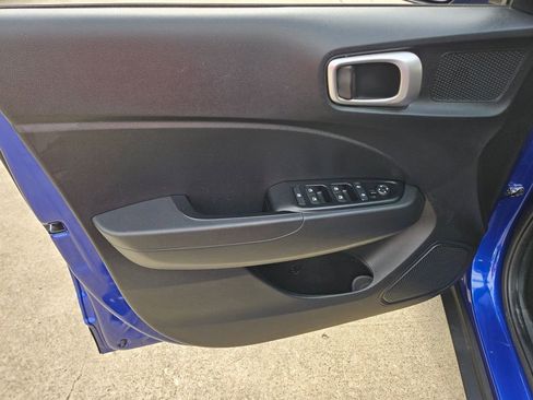 Used 2025 Hyundai Venue SEL image 14