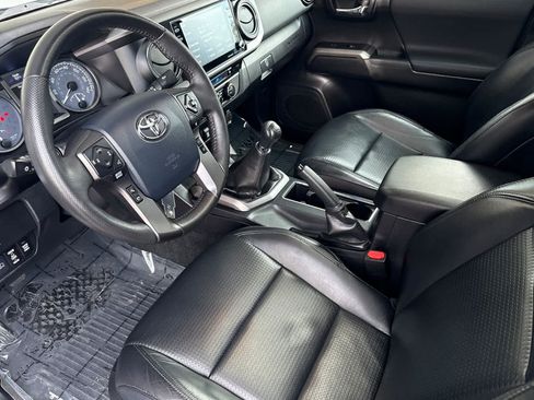 Used 2020 Toyota Tacoma TRD Off-Road w/ TRD Premium Off Road Package AWD/4WD image 11