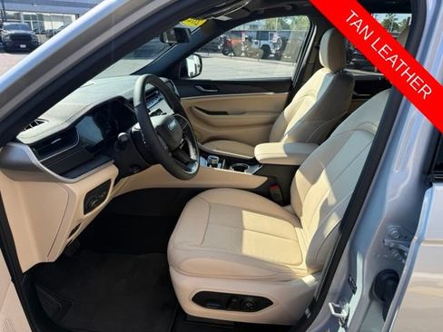 Used 2025 Jeep Grand Cherokee Limited w/ Luxury Tech Group II AWD/4WD image 3