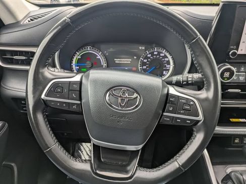 Used 2024 Toyota Highlander XLE AWD/4WD image 23