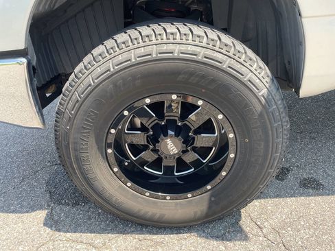 Used 2017 Nissan Titan SV image 10