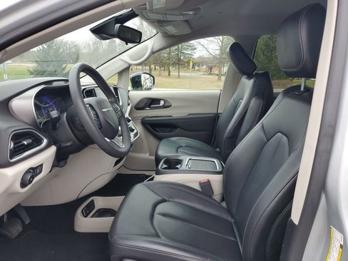 Used 2024 Chrysler Pacifica Touring-L image 8