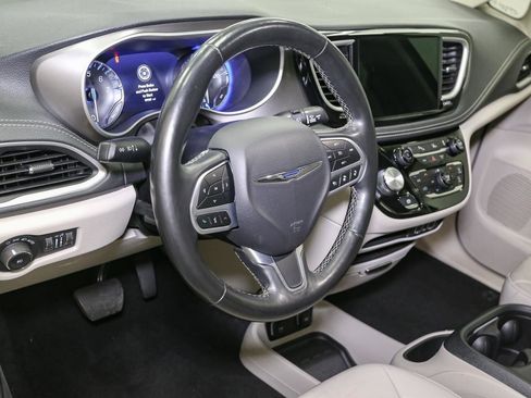 Used 2021 Chrysler Pacifica Touring-L image 22