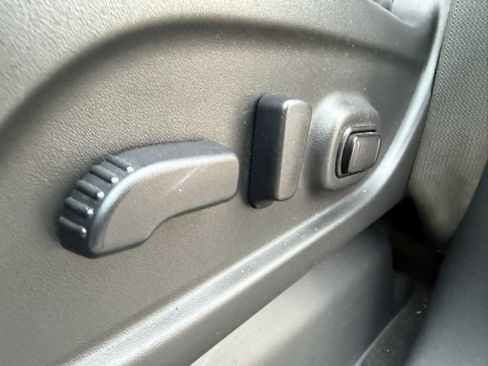 Used 2019 Nissan Titan SV w/ SV Convenience Package image 14