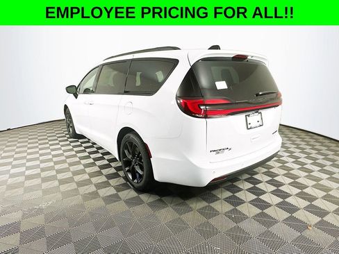 New 2026 Chrysler Pacifica Limited w/ S Appearance Package image 6