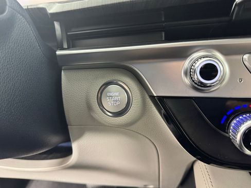 Used 2025 Kia Telluride EX w/ EX Captain's Chair Package image 23