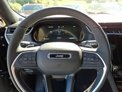 New 2025 Jeep Grand Cherokee Laredo X w/ Luxury Tech Group I image 11