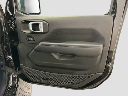 Used 2022 Jeep Wrangler Sahara w/ Cold Weather Group image 34