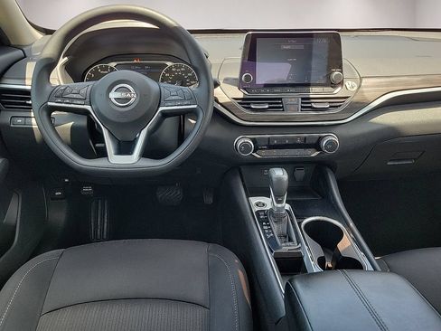 Used 2024 Nissan Altima 2.5 SV FWD image 9