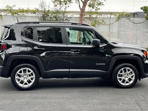 Used 2022 Jeep Renegade Latitude w/ Convenience Group image 3
