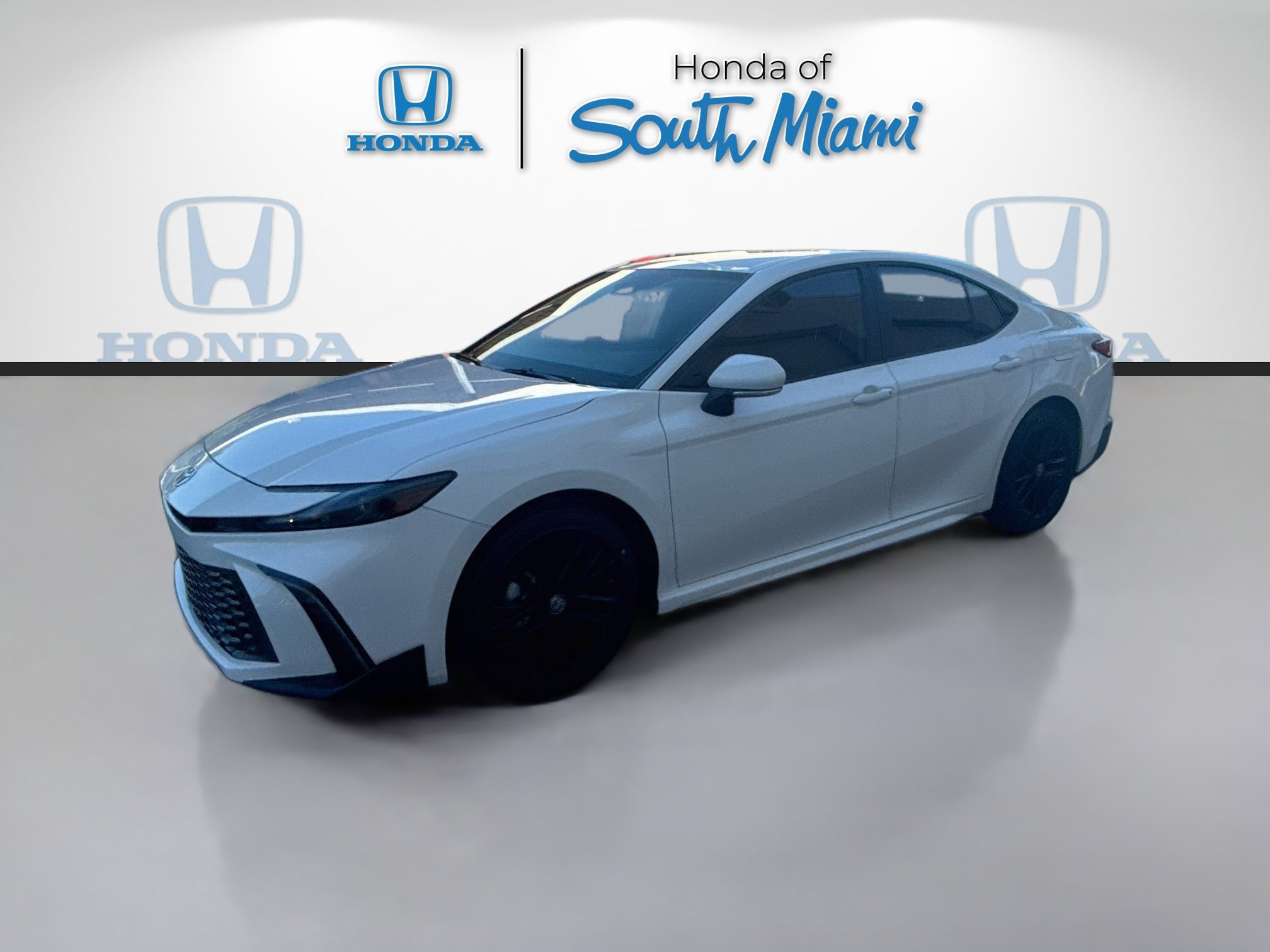 Used 2025 Toyota Camry SE w/ Convenience Package FWD image 3