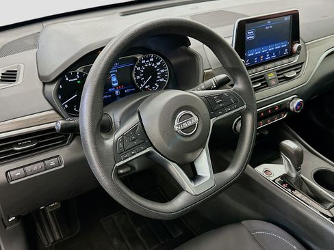 Used 2025 Nissan Altima 2.5 SV FWD image 18
