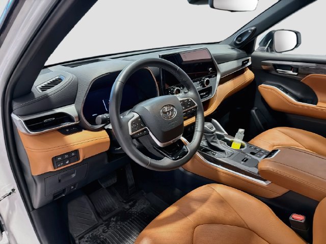 Used 2026 Toyota Highlander Platinum AWD/4WD image 8