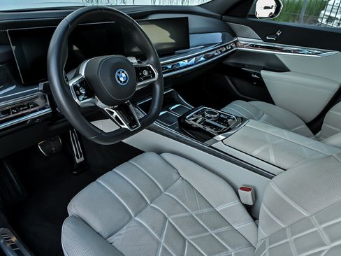 Used 2025 BMW 750e xDrive w/ Premium Package AWD/4WD image 20