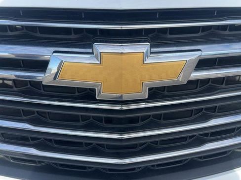 Used 2023 Chevrolet Traverse LT image 3