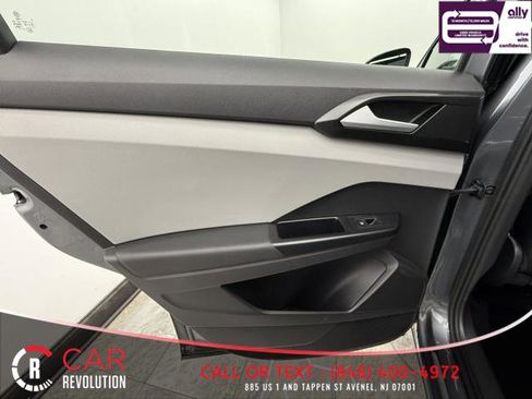 Used 2022 Volkswagen Taos SEL w/ Panoramic Sunroof Package image 47