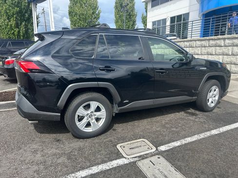 Used 2019 Toyota RAV4 LE AWD/4WD image 4