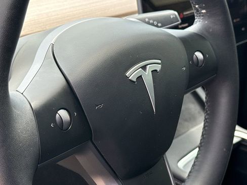 Used 2025 Tesla Model Y Long Range RWD image 29